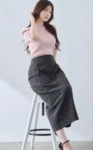 overE 트위드 라이크 세미 타이트 스커트: 블랙 LL