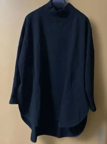 비어즐리 새상품급 블랙 터틀넥 긴팔 상의