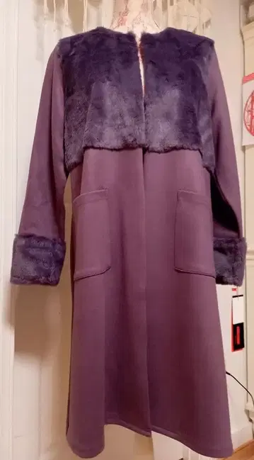 퍼 달린 퍼플 롱 코트