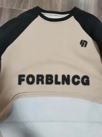 베이지 블랙 래글런 스웨터