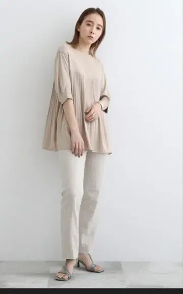 미사용 새상품 인디비 INDIVI 플리츠 절개 티셔츠 M 5부 기장