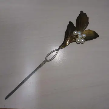 골드 컬러 잎과 펄 헤어콤