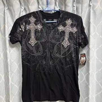 Affliction 크로스와 깃털의 블랙 T셔츠