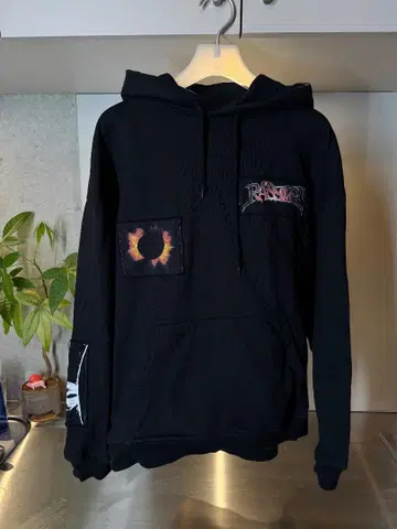 RASSVET [ PACCBET ] 스페이스 블랙 그래픽 후드티