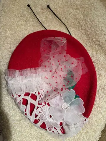 빨간색 레이스 장식 베레모