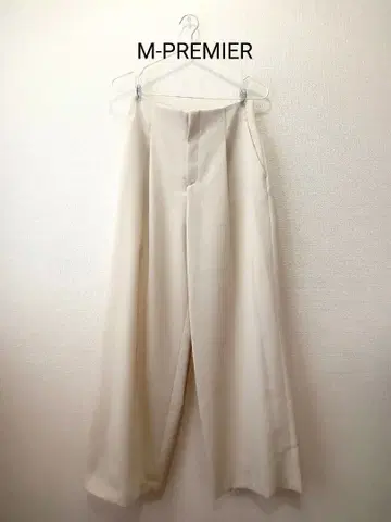 정가 2만 정도 택 포함 새상품 M-PREMIER 프론트 턱 와이드 팬츠