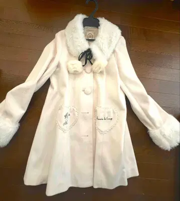 앙크루즈 퐁퐁 달린 A라인 코트