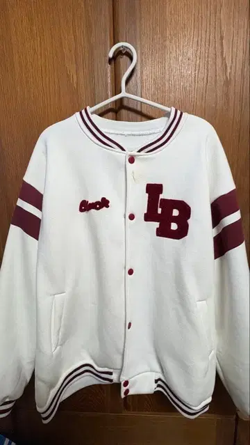 화이트 바시티 자켓 LB 자수