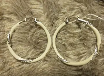 반돔 부티크 아이보리 후프 귀걸이 (택 포함)