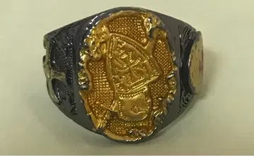 골드와 실버 십자가 반지