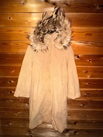 퍼 달린 베이지 롱 코트