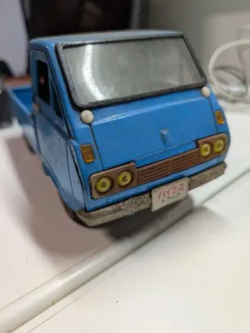 파란색 트럭 모형