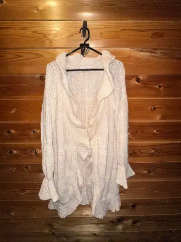 후드 부착 화이트 니트 가디건