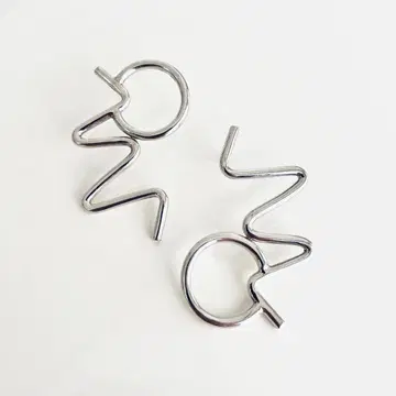 모일 moil 비대칭 실버 귀걸이