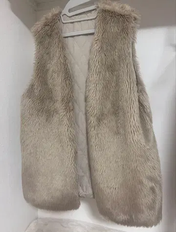 베이지 퍼 베스트 슬리브리스