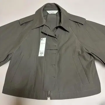 GU roch 콜라보 숏 케이프 코트