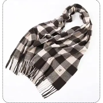 블랙과 화이트 체크 무늬 머플러