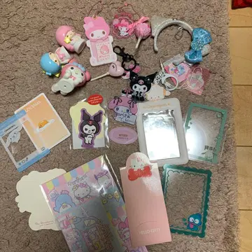 산리오 랜덤 상품과 트레이딩 카드 케이스