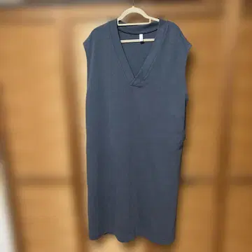 그레이 V넥 슬리브리스 원피스