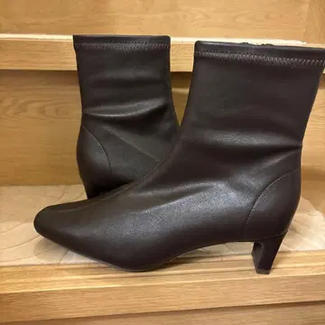 다크 브라운 지퍼 달린 부츠 중간 힐