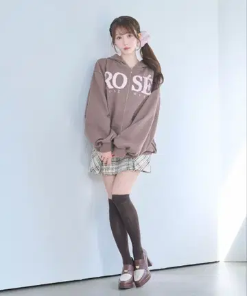 로제 뮤즈 Fur logo zip hoodie 브라운 새상품