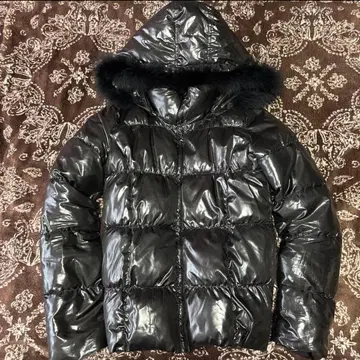 퍼 달린 다운 자켓 광택 블랙