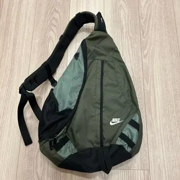 NIKE 카키색 숄더백