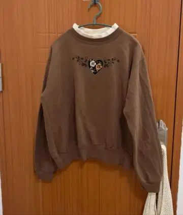 브라운 하트 자수 긴팔 상의