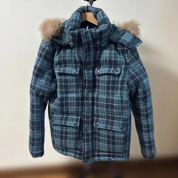 체크 무늬 다운 자켓 퍼 포함