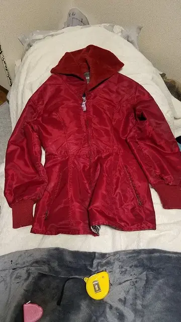 기모 옷깃의 빨간색 다운 자켓