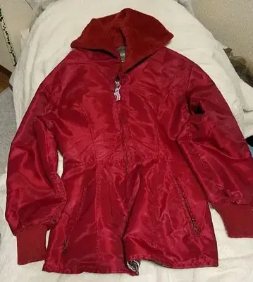 기모 옷깃의 빨간색 다운 자켓