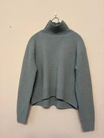 라이트 블루 터틀넥 스웨터