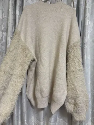 GYDA 베이지 퍼 소매 니트