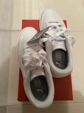 택 포함 새상품 PUMA 화이트 스니커즈