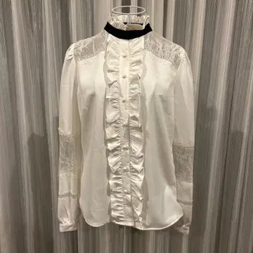 에밀리아 위즈 화이트 셔츠 리본 포함