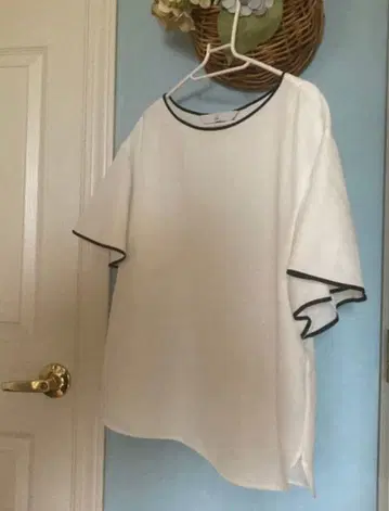 미사용 TIARA 화이트 플레어 슬리브 셔츠