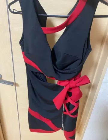 블랙과 빨간색의 타이트 드레스 허리 리본 포함