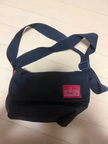 네이비 나일론 숄더백