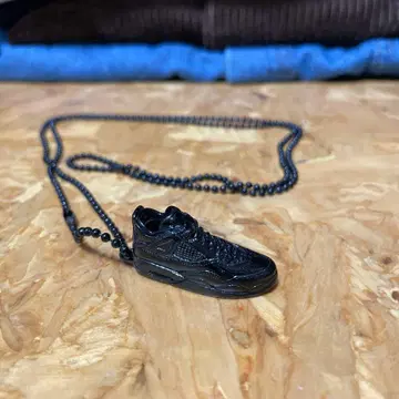 블랙 스니커즈형 펜던트 목걸이
