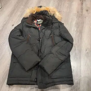 퍼 달린 블랙 코트