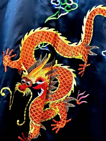 공작 용 드래곤 자수 일본풍 패턴 블랙 가운 M