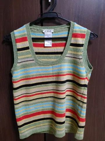 끌로에 멀티 컬러 스트라이프 슬리브리스 니트