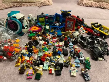 레고 부품과 미니 피규어 세트