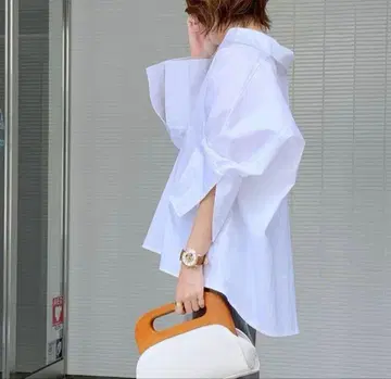 화이트 벌룬 슬리브 셔츠