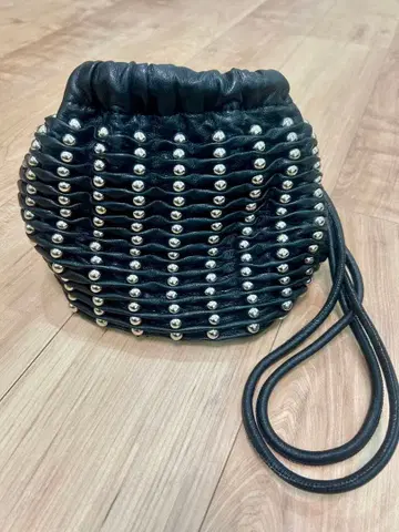 ZARA 스터드 블랙 숄더백