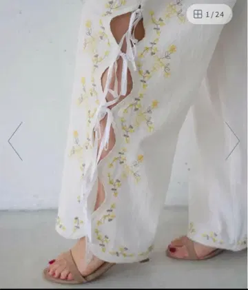 [택 포함 새상품] SLOBE IENA 리본 자수 팬츠