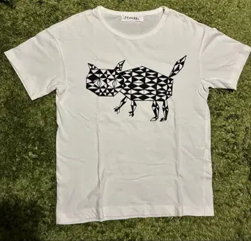 미나 페르호넨 화이트 T셔츠 고양이