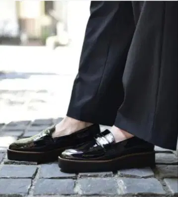 OURHOME 블랙 에나멜 로퍼