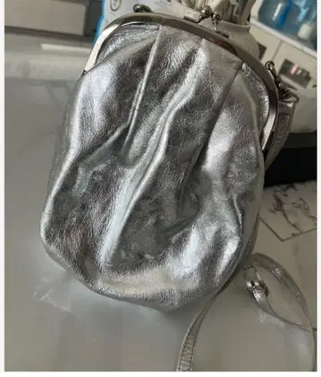 실버 가죽 숄더백