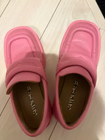 핑크 로퍼 타입 신발